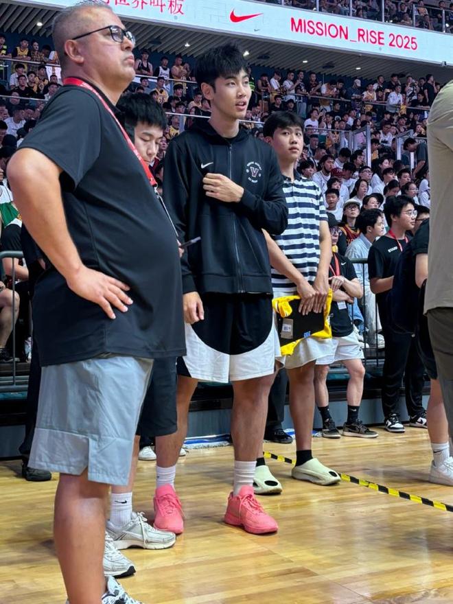 詹姆斯与赵睿李梦现场互动